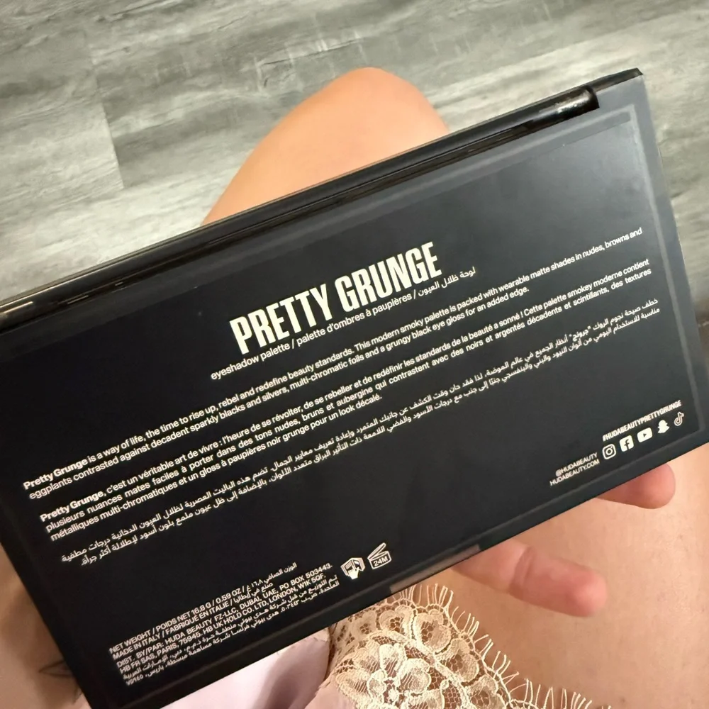 Huda Beauty Pretty Grunge eyeshadow palette
